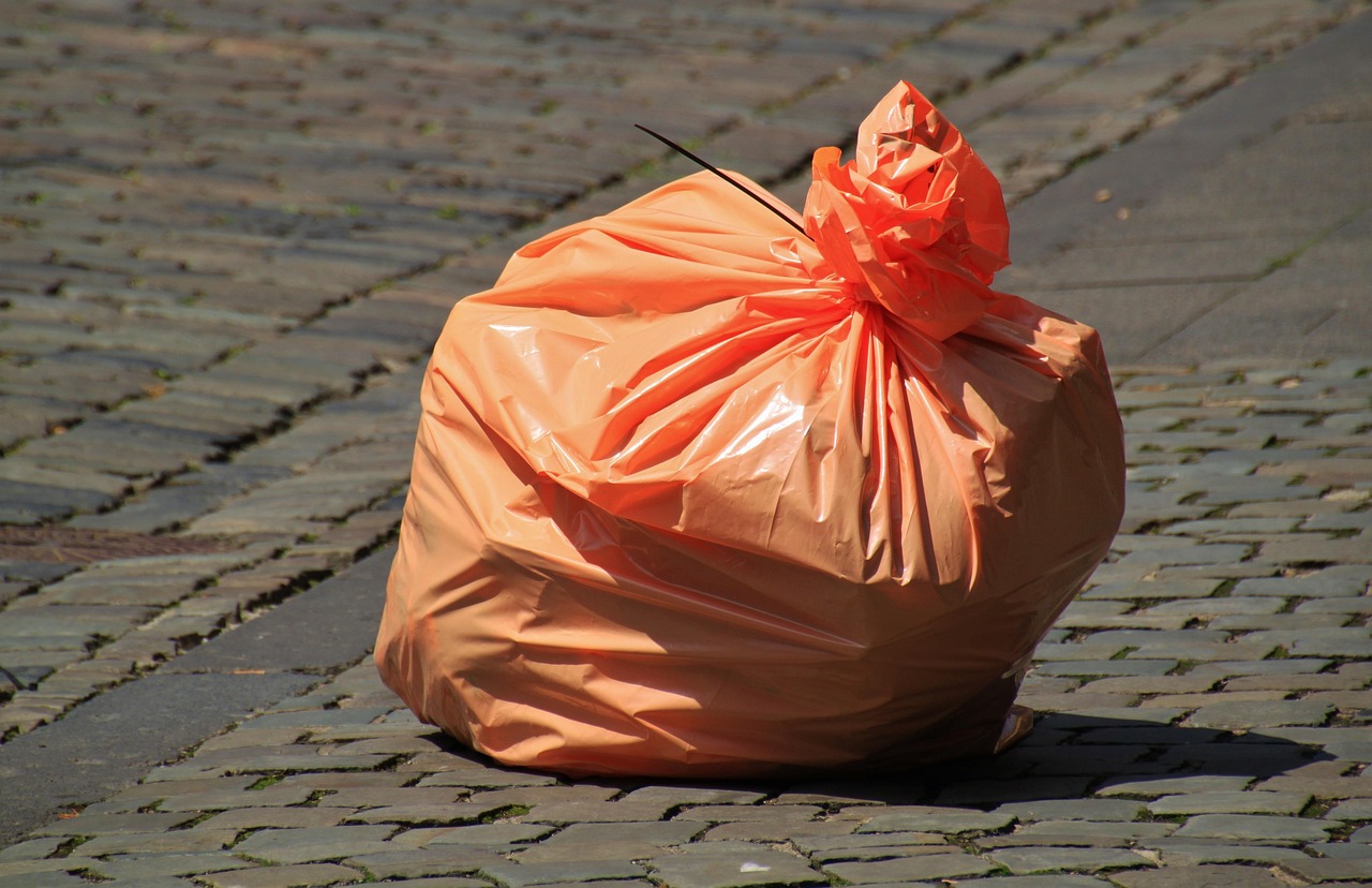 découvrez des méthodes efficaces pour réduire les déchets plastiques et adopter un mode de vie plus durable afin de protéger notre planète.